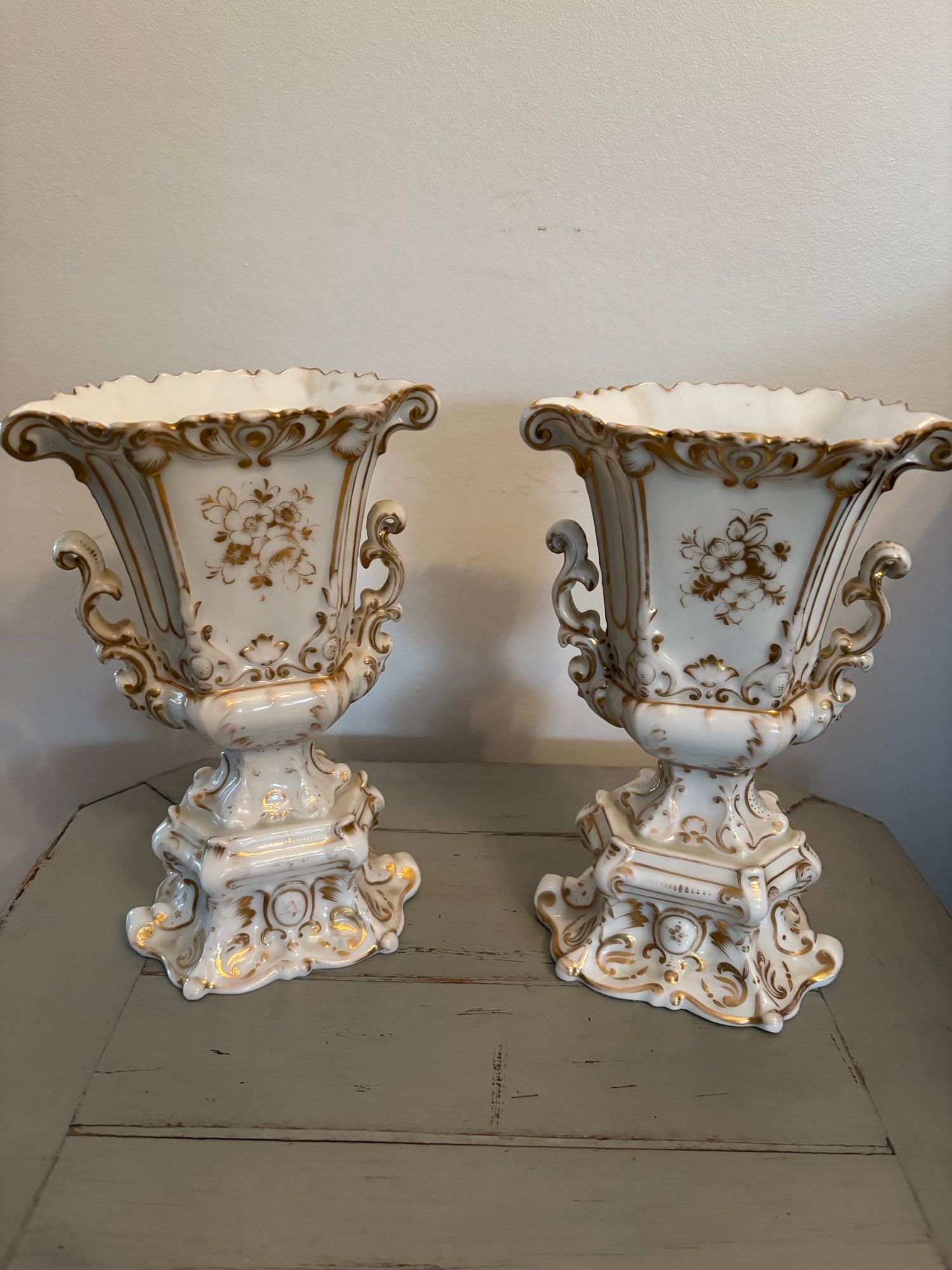 Ancienne paire de vases medicis en porcelaine de Paris vers 1850