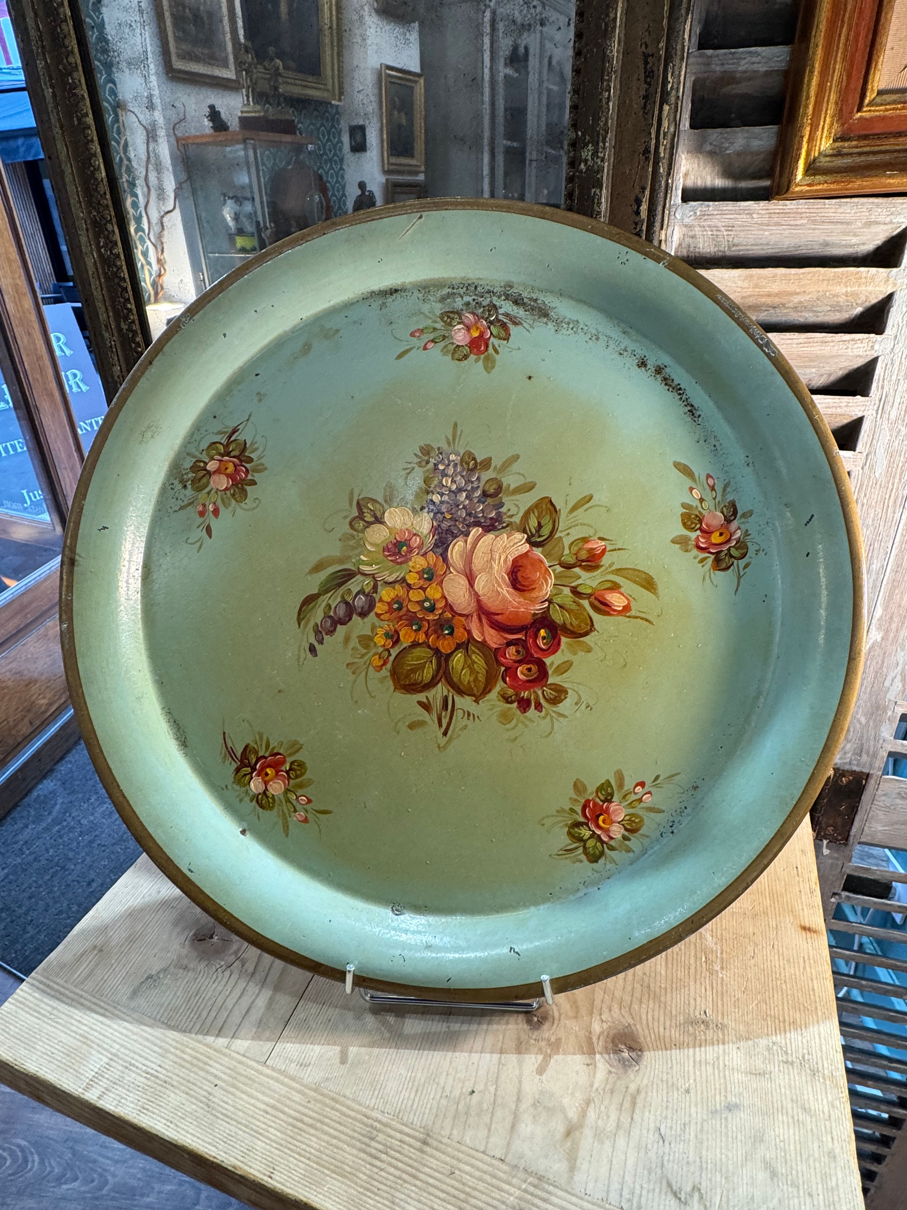 Ancien plateau en tôle peint à décor floral