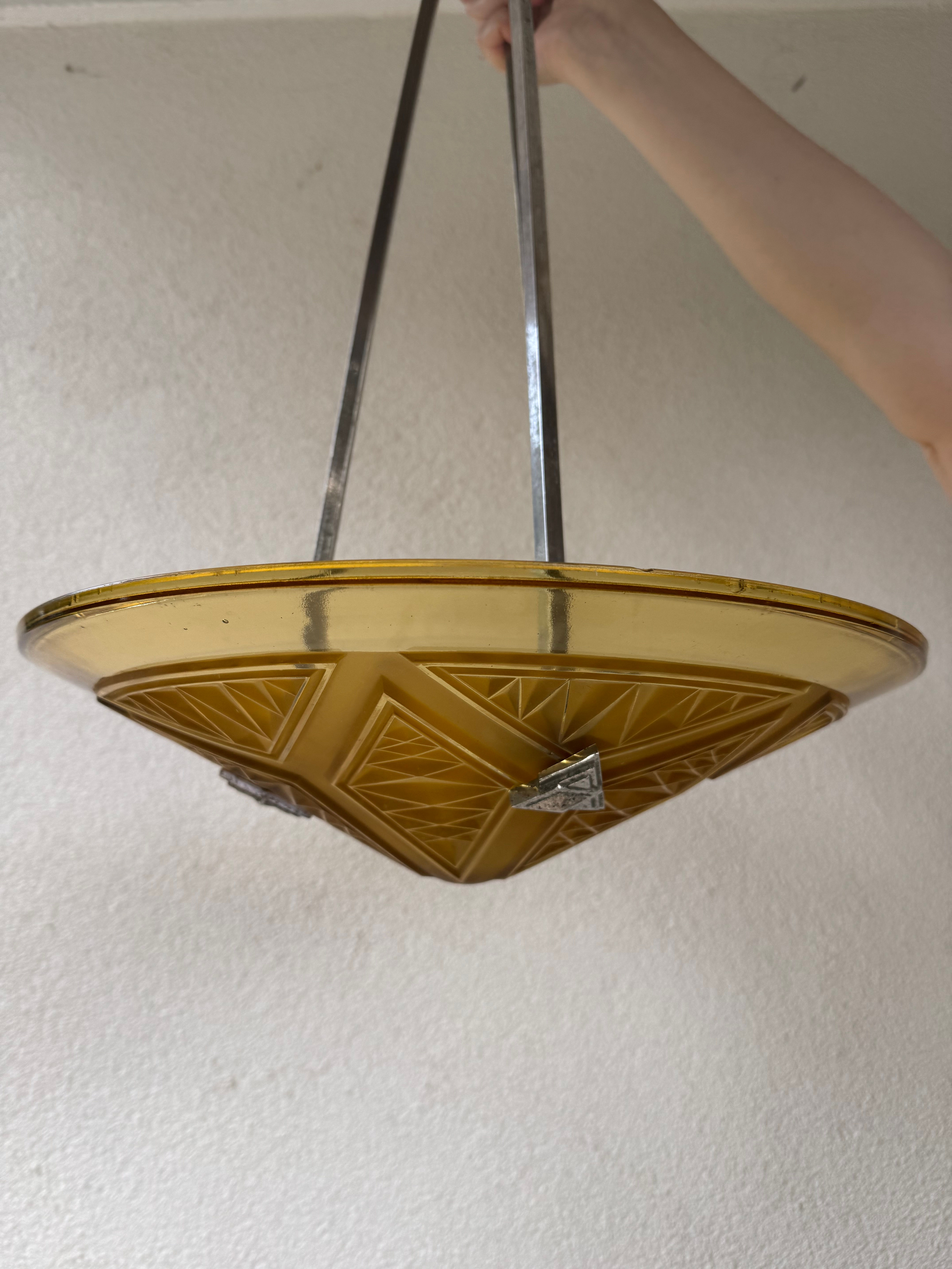 Ancien plafonnier en verre pressé moulé art déco par P Maynadier art deco