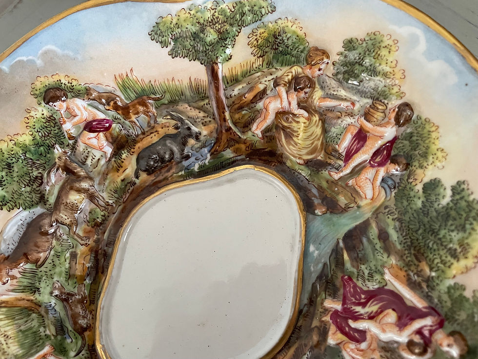 Miniature : Porcelaine Capodimonte XIX eme décor à l'antique bonbonnière