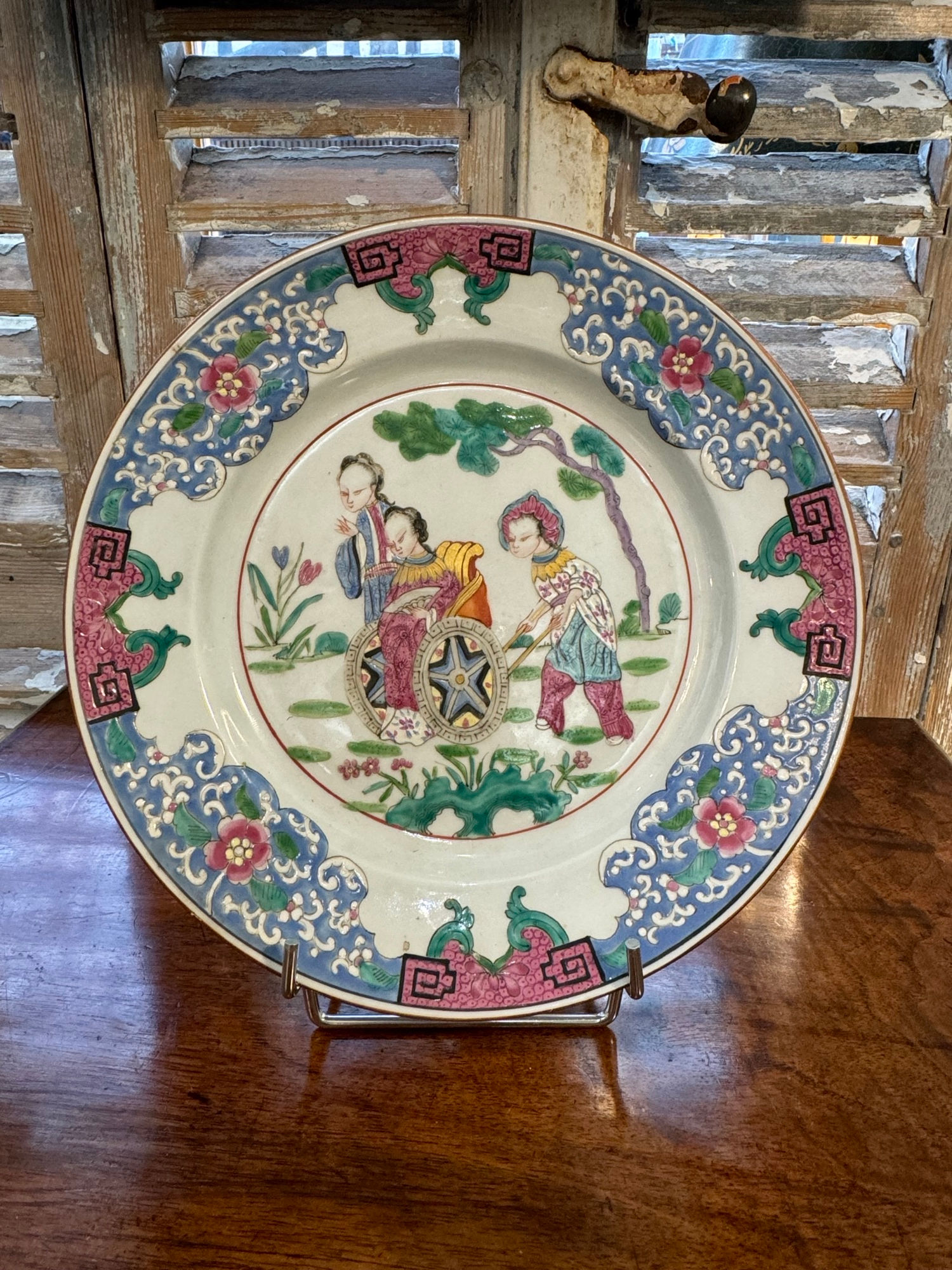 Ancienne assiette en porcelaine de Chine XVIII décor dignitaires famille rose