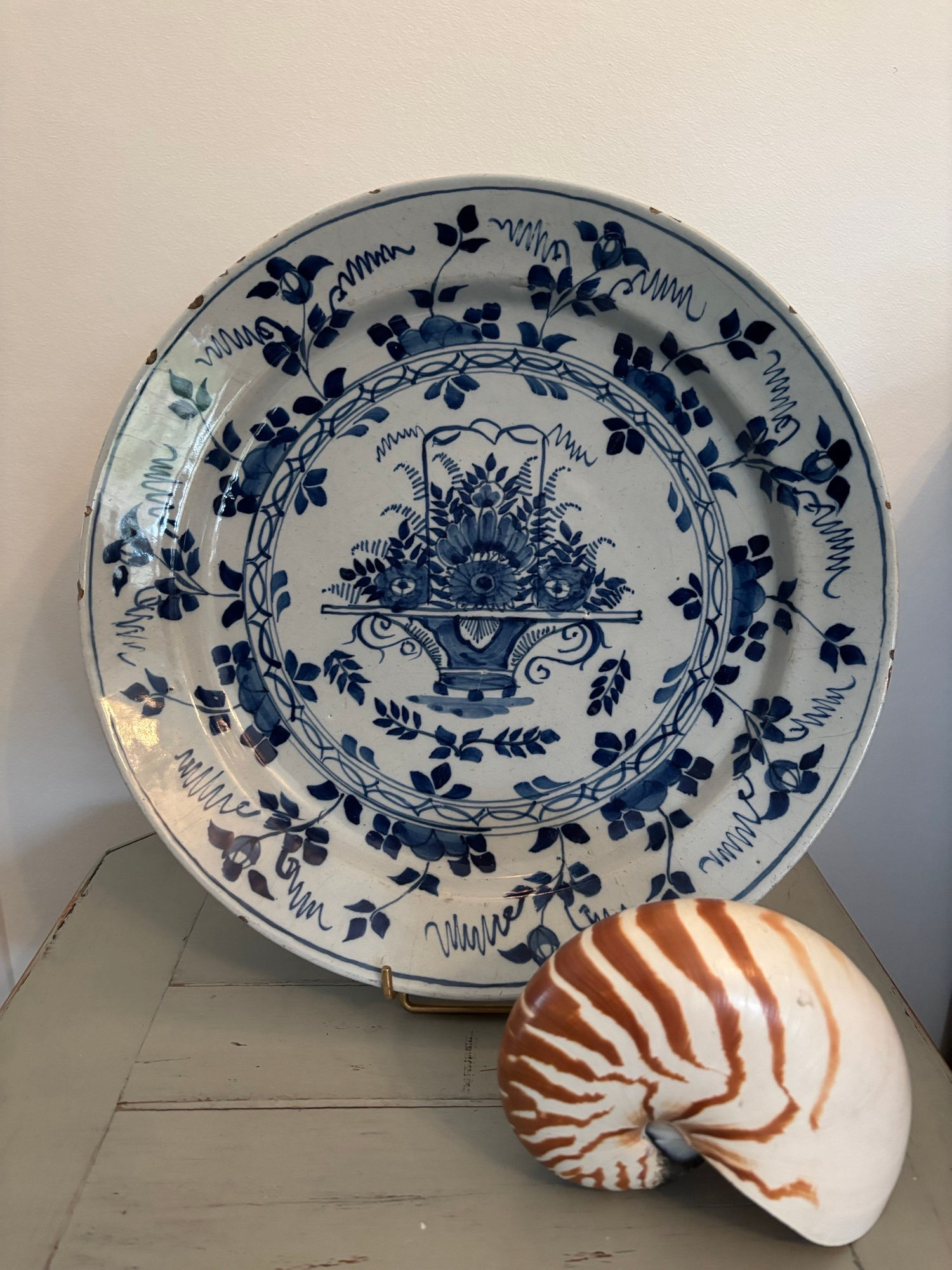 Ancien et grand plat en faience de Delft fin XVII début XVIII eme siècle