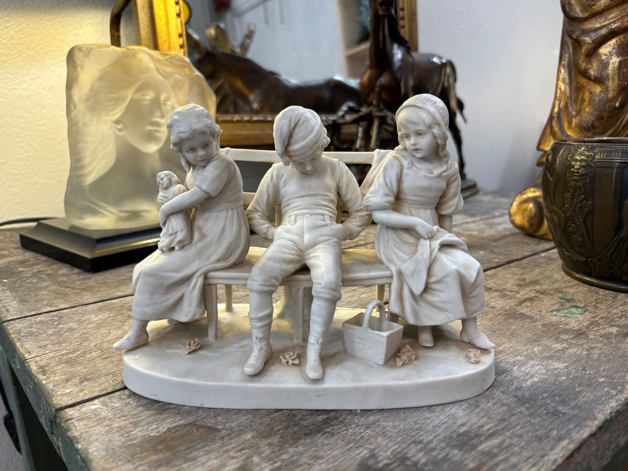 Tres charmant et ancien groupe biscuit de porcelaine les 3 enfants