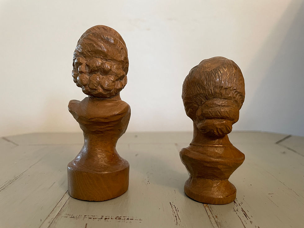 Miniature : Paire de petits bustes en bois sculpté, fin du XIX eme siècle vitrine curiosité