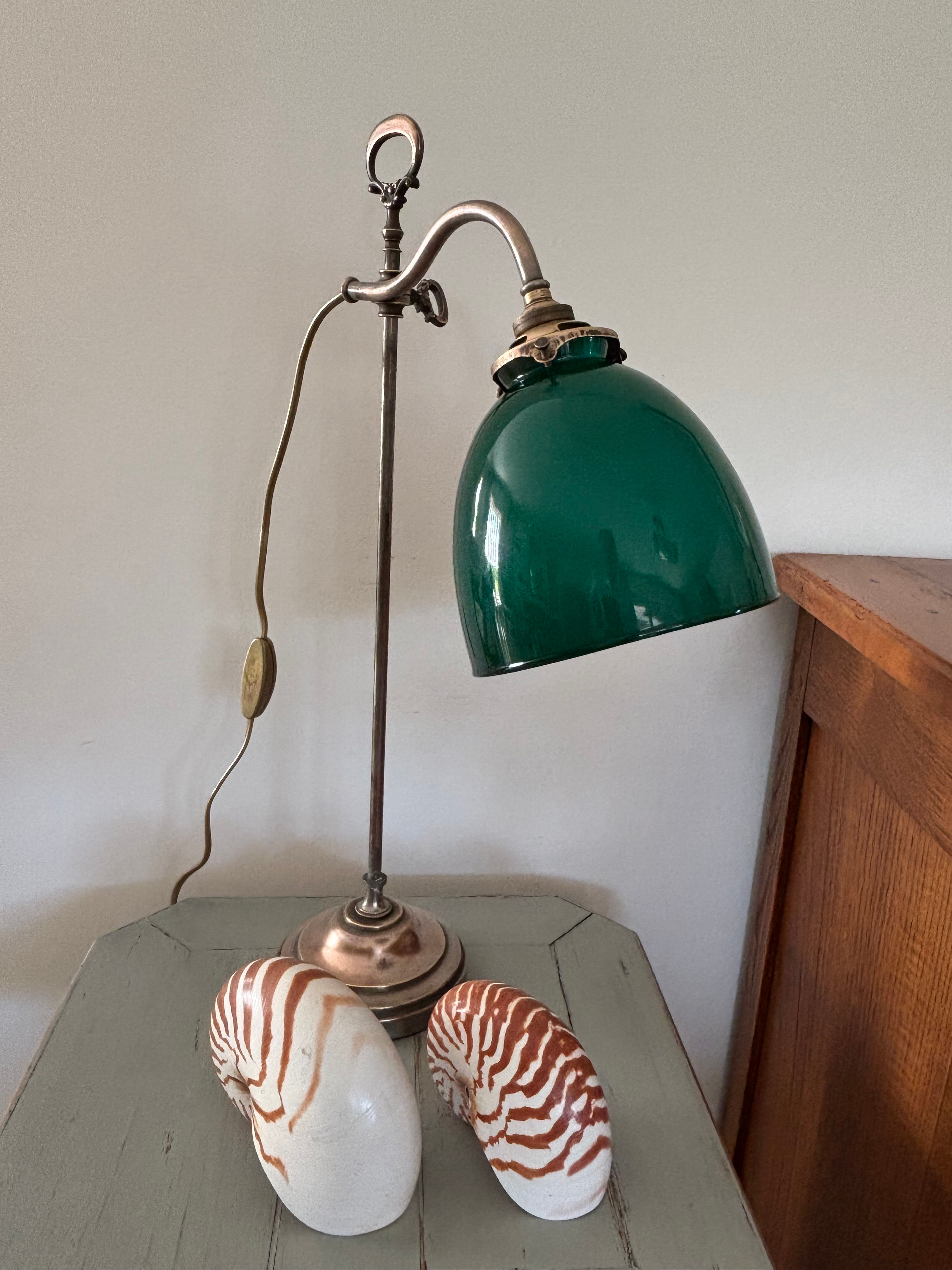 Ancienne lampe de bureau vers 1900 en laiton avec son opaline vert anglais