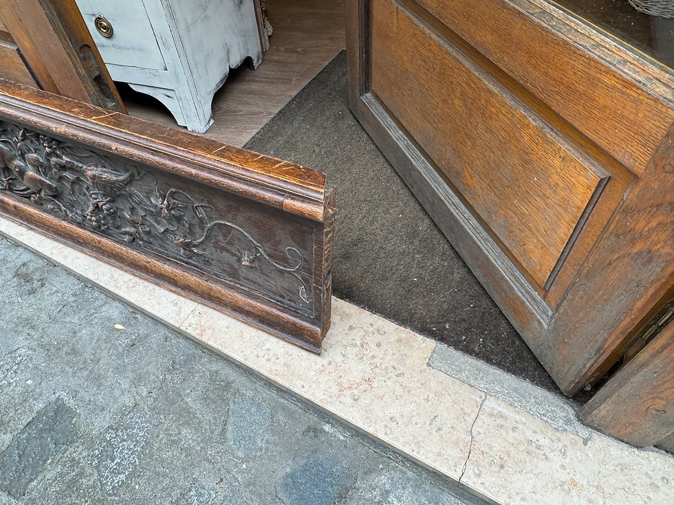 Miniature : Grand element de boiserie en bois sculpté aux cherubins et oiseaux paradis XIX