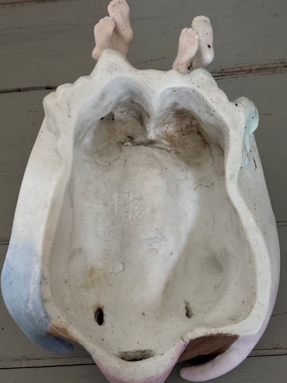 Miniature : Ancien bénitier en biscuit de porcelaine fin XIX polychrome à 2 anges