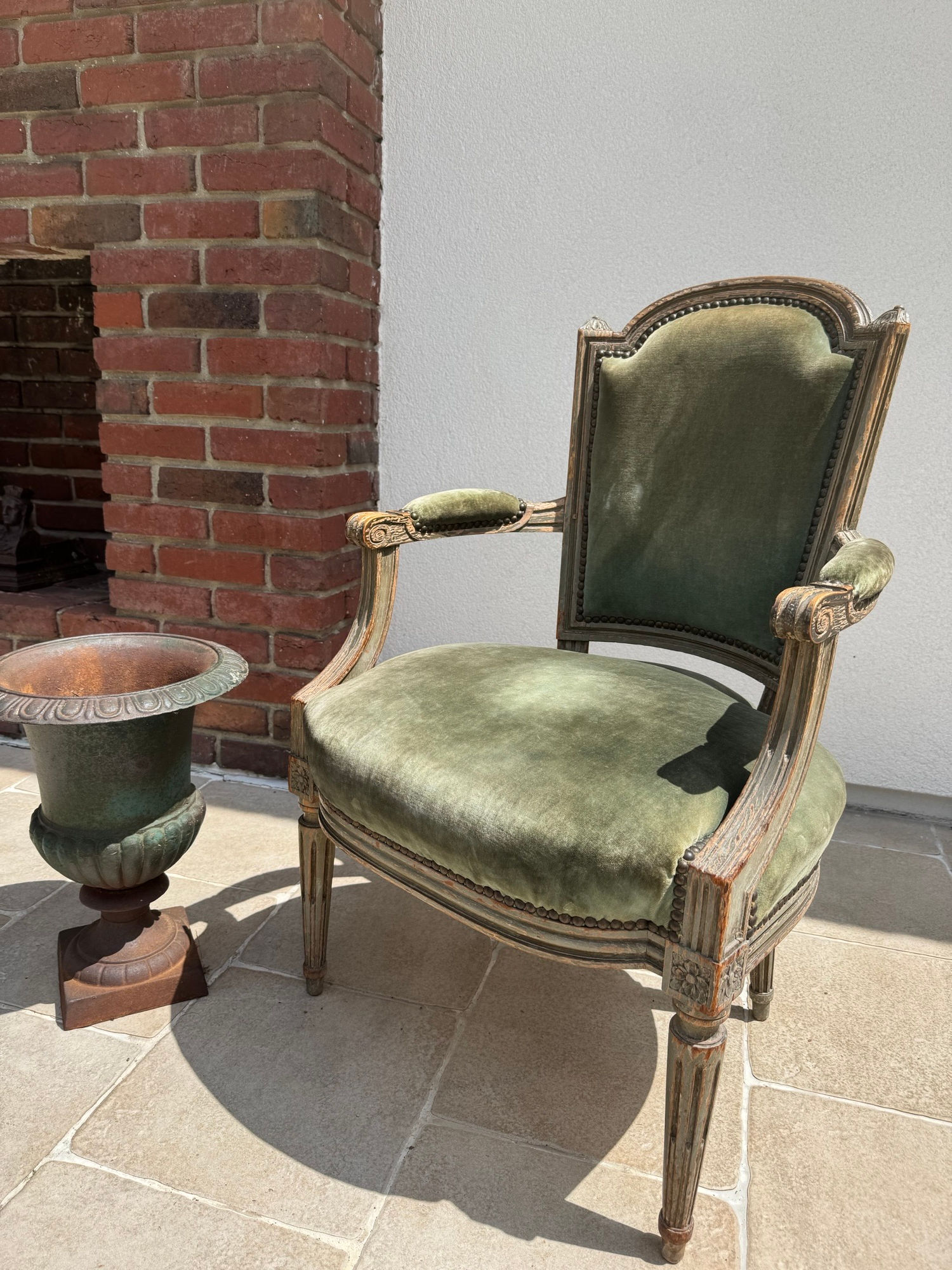 Ancien fauteuil du XIX eme , style LouisXVI en noyer patiné