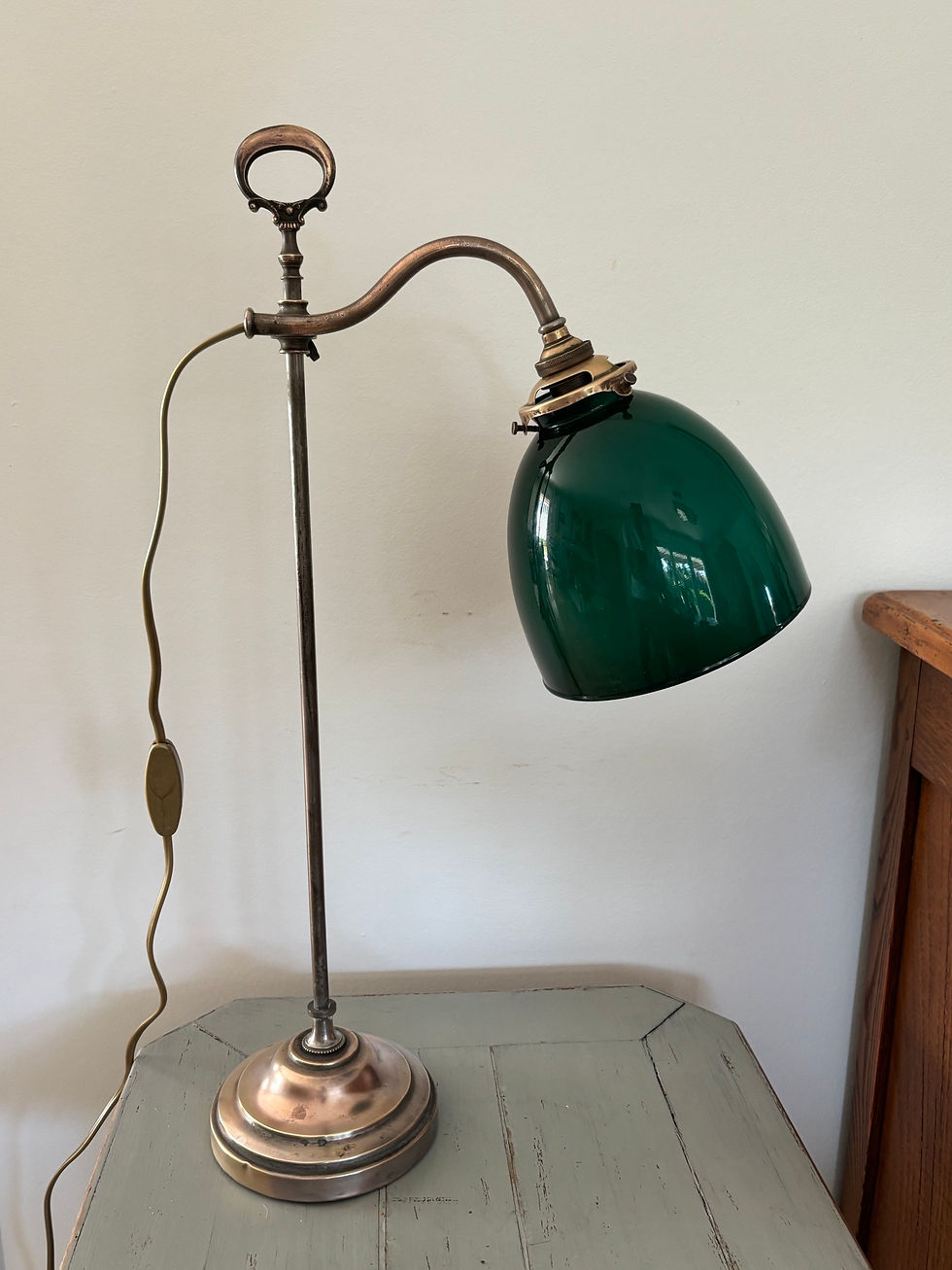 Miniature : Ancienne lampe de bureau vers 1900 en laiton avec son opaline vert anglais