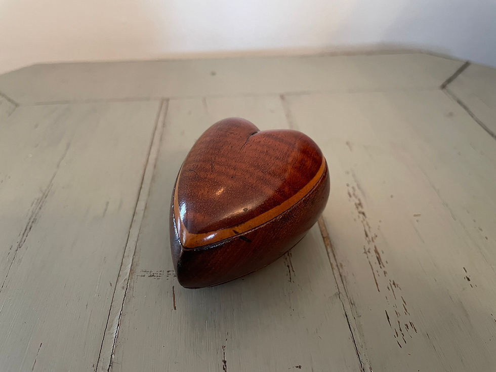Miniature : Ancienne tabatière en bois sculpté  forme coeur fin du XIX eme siècle