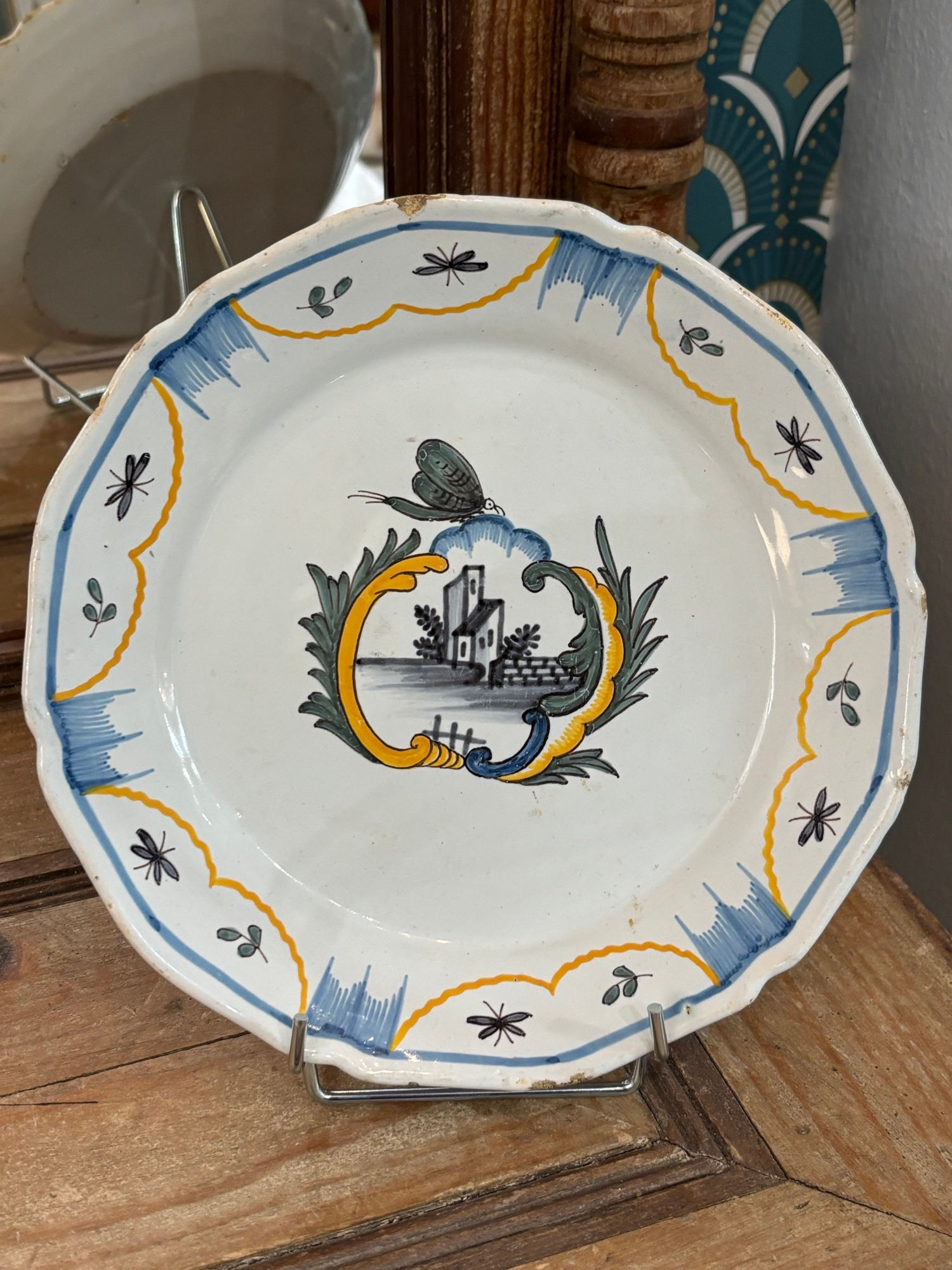 Ancienne assiette en faience Nevers XVIII emme au papillon