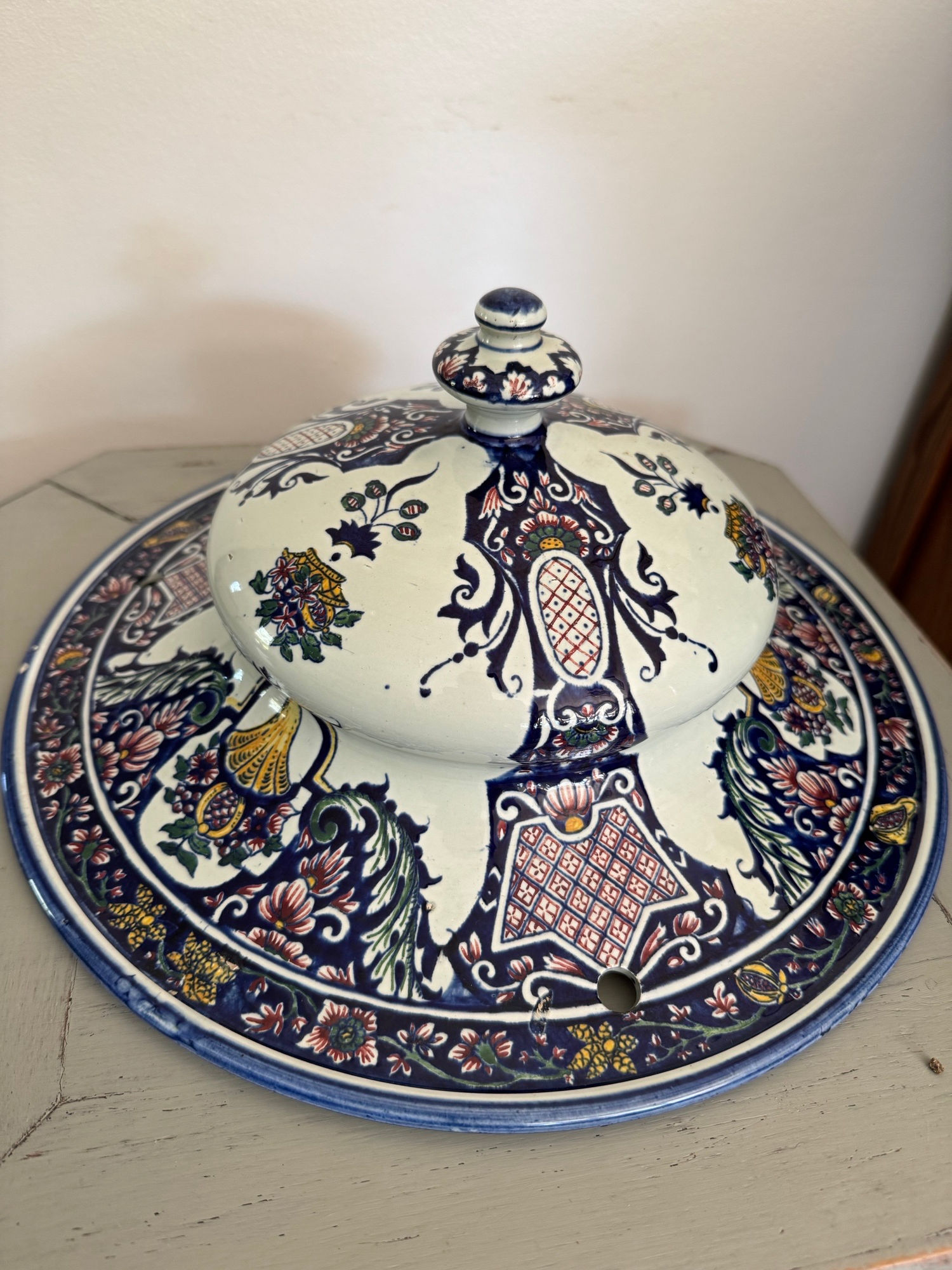 Ancienne suspension en faïence de Gien 19ème décor floral et cartouches