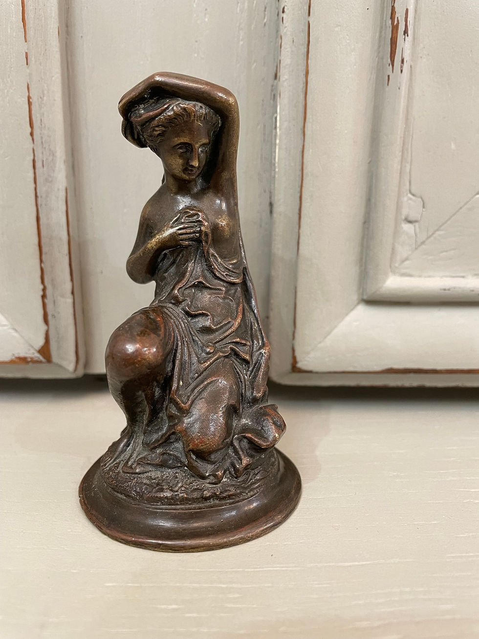 Ancien petit bronze de vitrine vénus au bain , XIX eme
