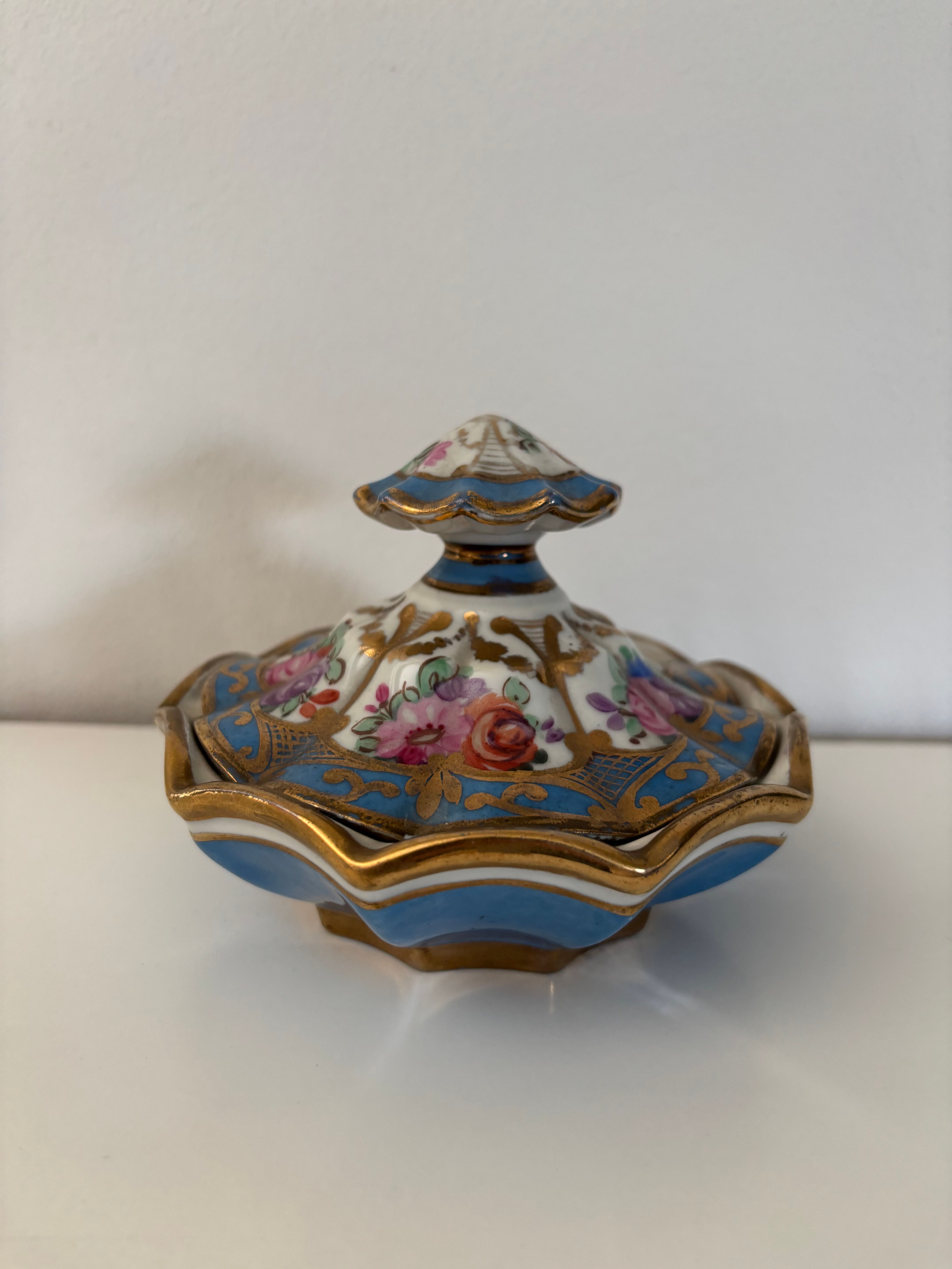 Ancienne bonbonnière en porcelaine en bleu de Sèvres fin XIX eme