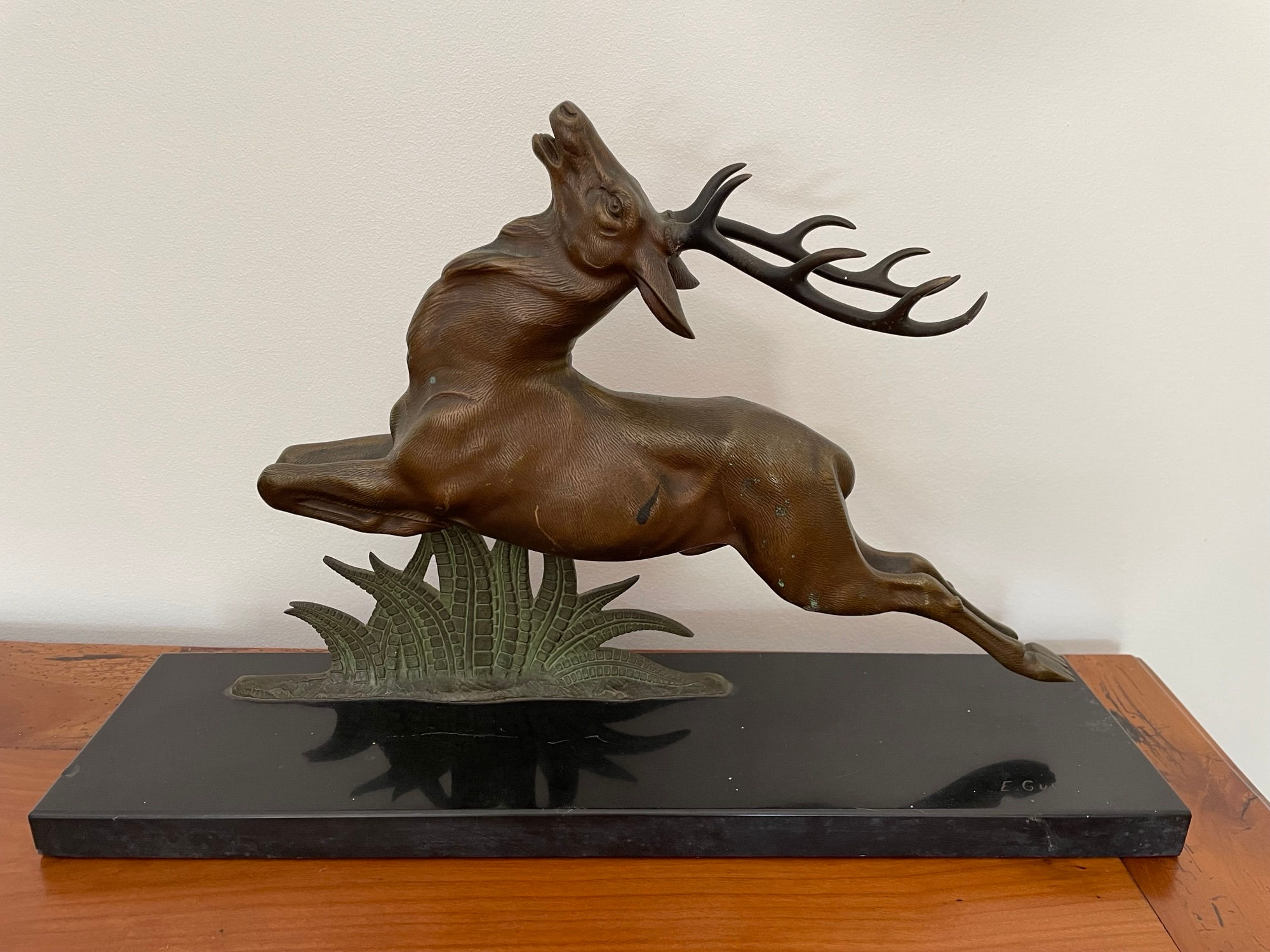 Bronze : le cerf par E Guy vers 1940 sur socle en marbre noir