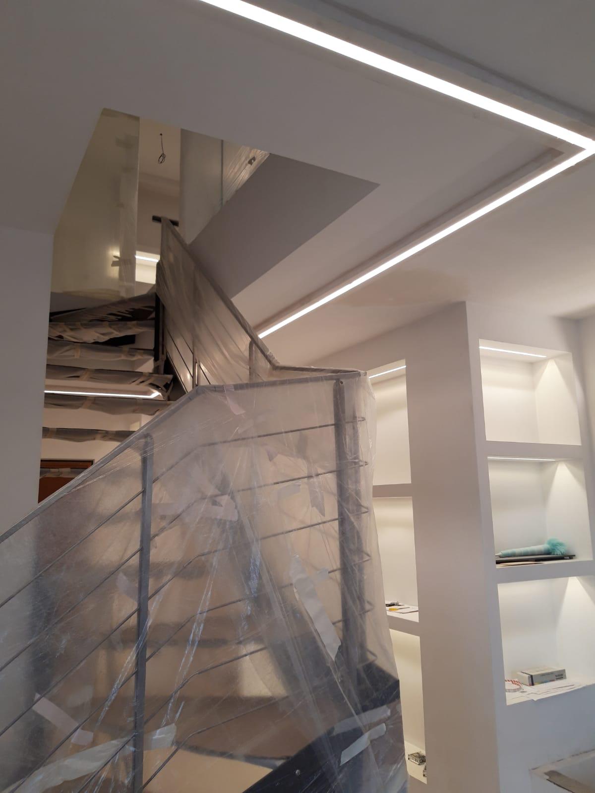 Scala con profili LED lineari integrati, cantiere di ristrutturazione