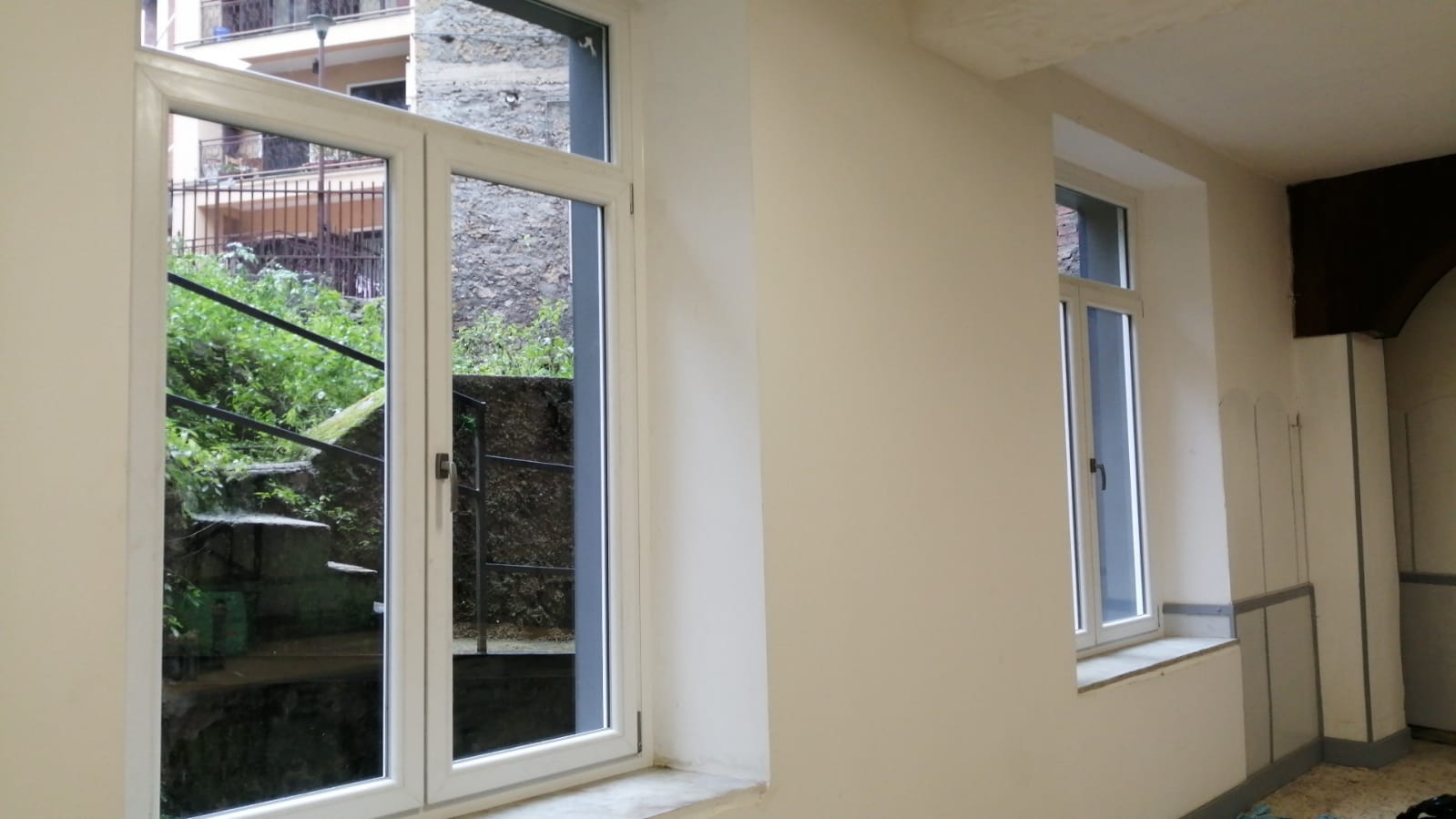 Finestre in PVC bianco in un cantiere di ristrutturazione a Roma