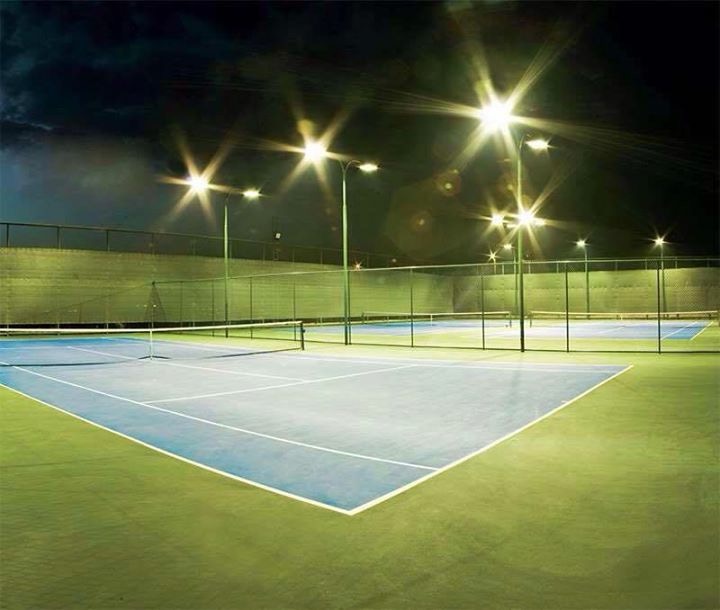 Campo da tennis illuminato con proiettori LED