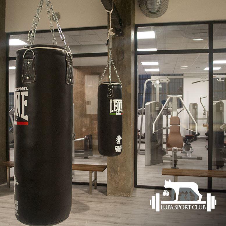 Sala pesi e area boxe di un centro sportivo con illuminazione LED