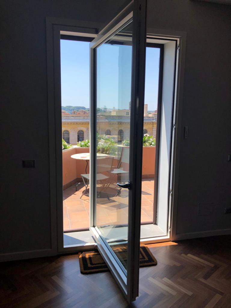 Porta-finestra su terrazzo di attico nel centro storico di Roma