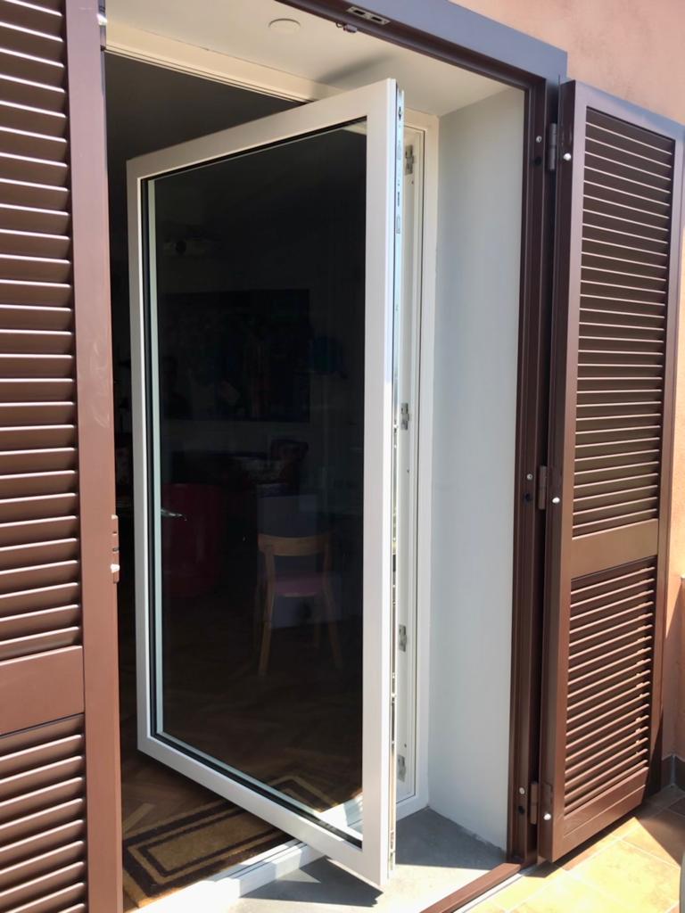 Porta-finestra in PVC bianco con persiane