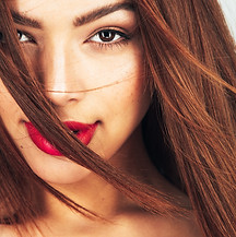 Femme avec rouges à lèvres