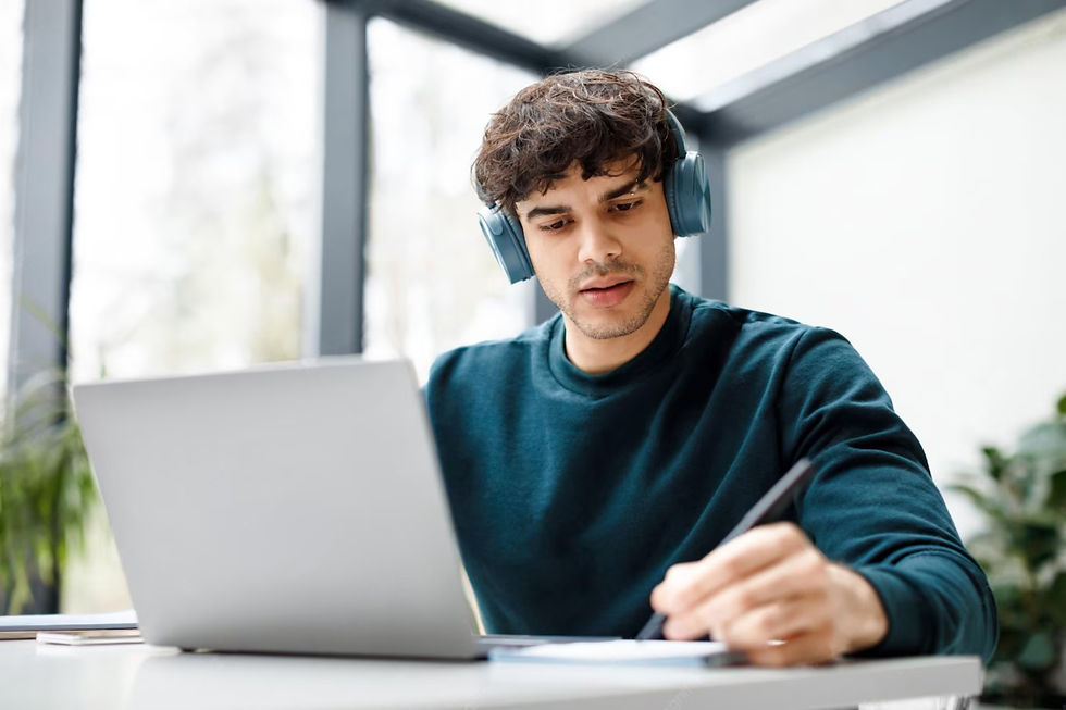 estudiando-distancia-chico-europeo-curso-video-computadora.jpg