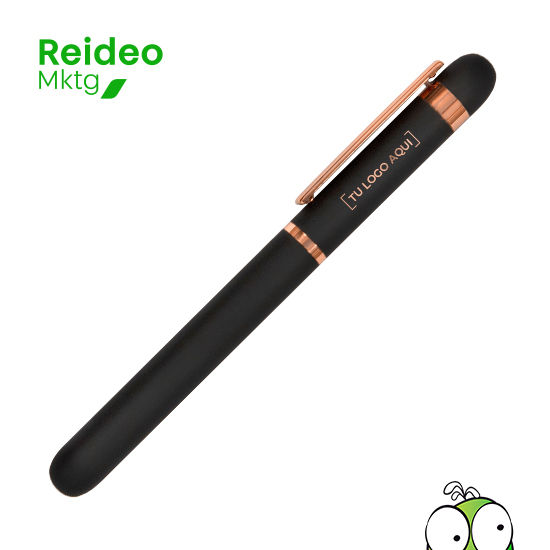 Metal. Cuerpo de aluminio, acabado engomado color negro, muy suave al tacto. Bolígrafo roller. Apertura con tapa a presión.