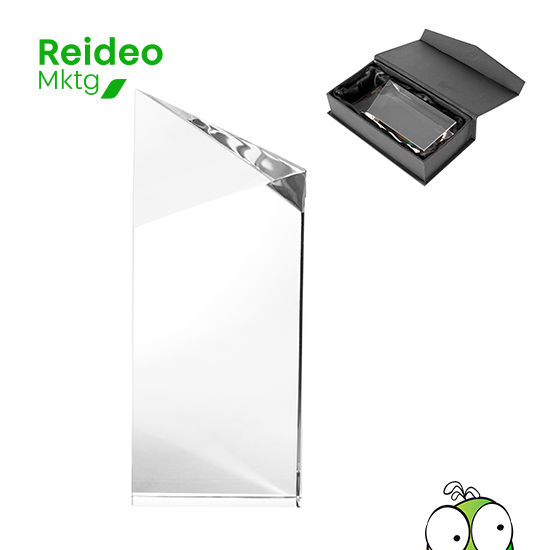 Trofeo de vidrio facetado simil cristal. Corte diagonal en la parte superior.