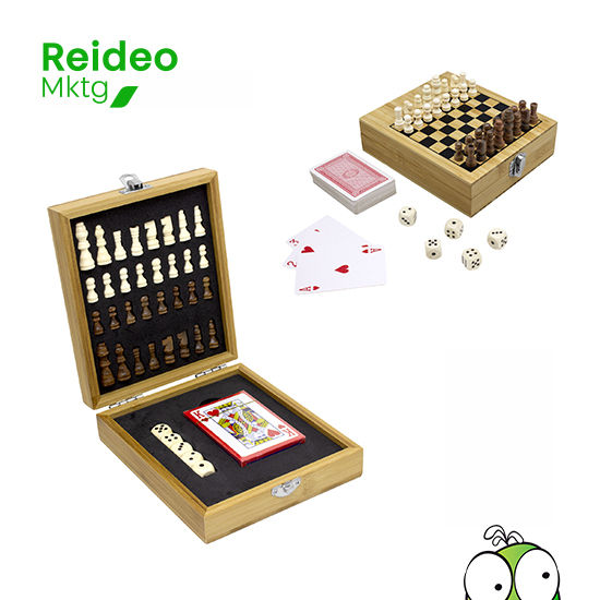 Set de entretenimiento. Incluye: 1 juego de cartas de póker plastificadas, 5 dados de madera y 32 piezas de ajedrez.
