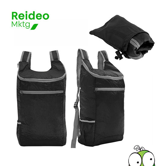 Mochila plegable. Compartimento principal con cierre. Bolsillo lateral elastizado. Bolsillo frontal con cierre horizontal.
