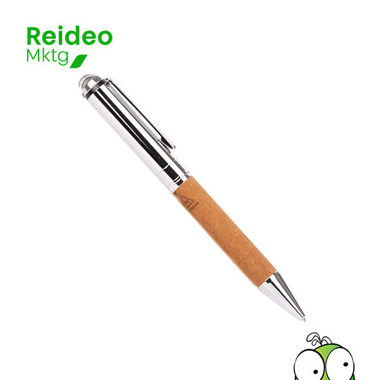 Bolígrafo de cuerpo metálico con detalles cromados se envuelve en cuero reciclado (PU)