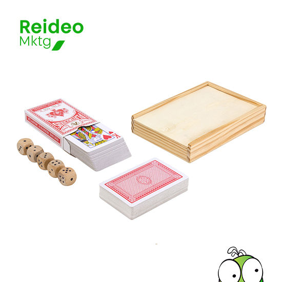 Set de entretenimiento. Incluye: 2 juegos de cartas de poker y 5 dados. Caja contenedora de madera de pino y polywood.