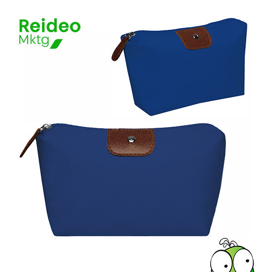 Polyester. Necessaire con detalles en símil cuero y un botón metálico en el frente. Interior con forro.