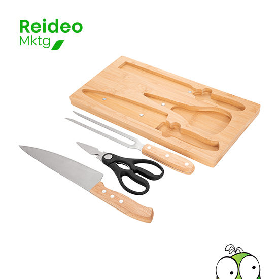 Set de asado. Tabla de corte de bambú con imán en el lado opuesto para fijar los 3 utensilios