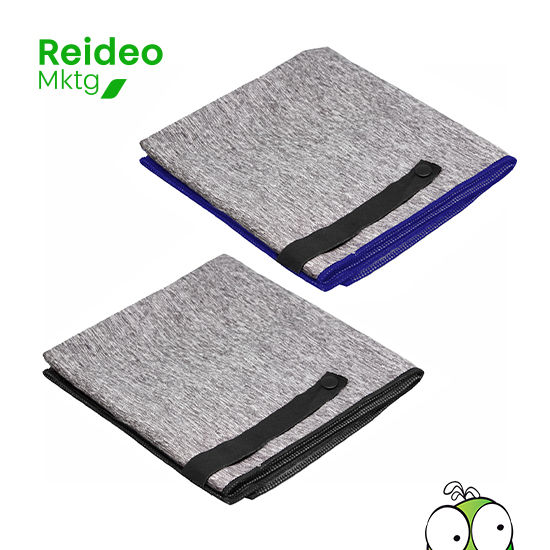 Toalla de microfibra de secado rápido. Cinta negra que permite enrollar la toalla y aplicar logo.