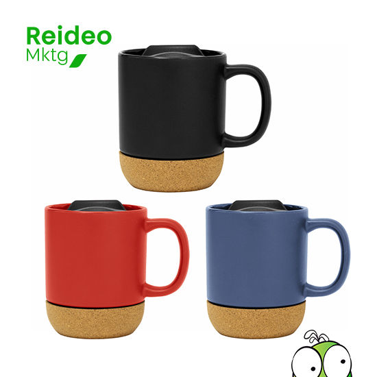 Taza con tapa. Tapa plástica a presión color negro con anillo de silicona. Base de corcho.  Pintura con acabado mate.