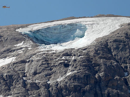 È salito a 9 il numero di persone morte nel crollo sulla Marmolada: ci sono ancora 3 dispersi