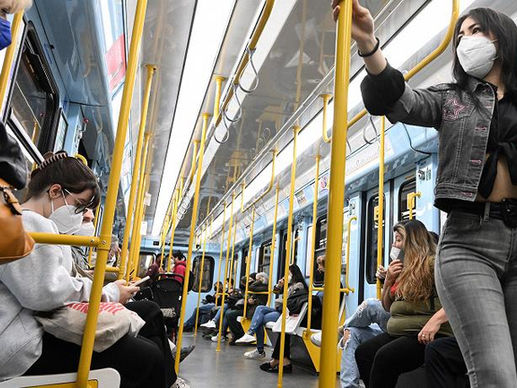 Mascherine sui treni e mezzi pubblici fino al 30 settembre: la decisione del Consiglio dei ministri