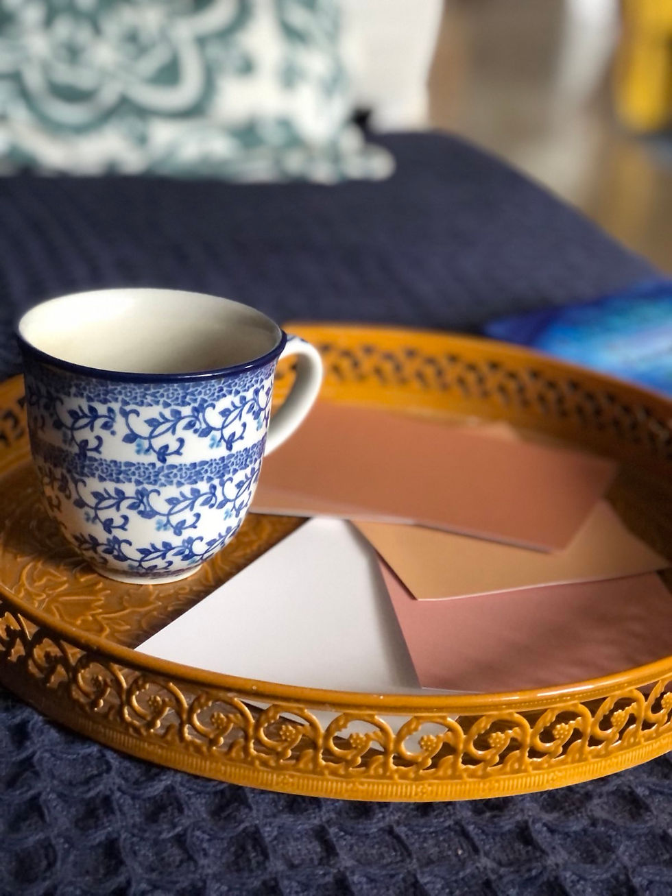 Tasse und Farbkarten