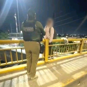 Guardia Civil de Soledad auxilia a hombre en crisis emocional en puente Universidad