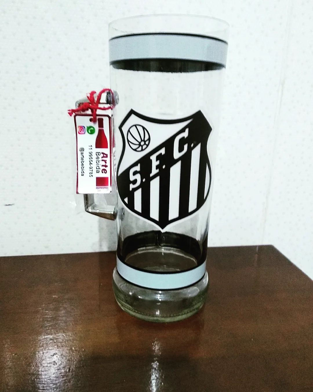 Caneca feita da garrafa personalizada do Santos