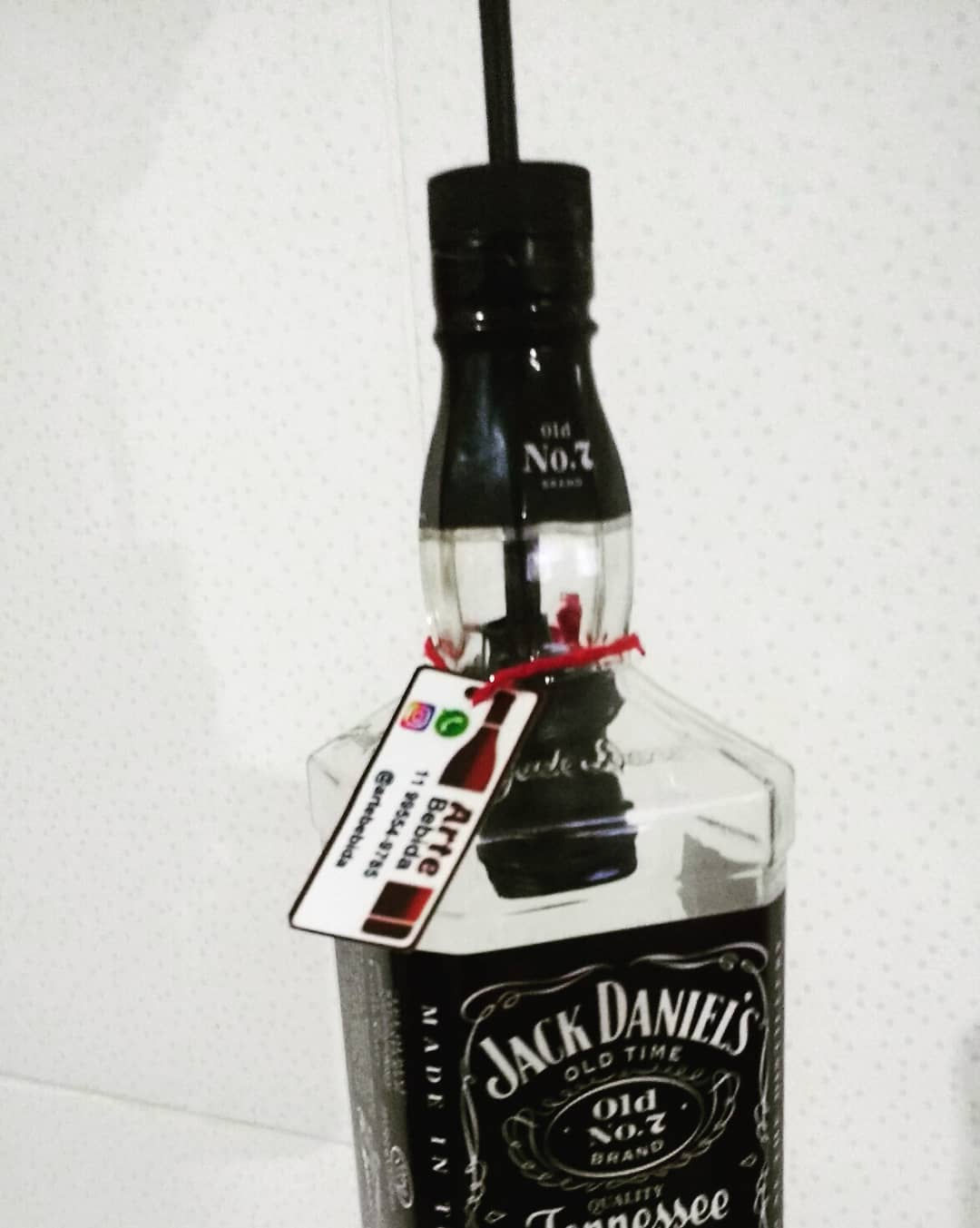 Luminária pendente feita com a garrafa Jack Daniel's 