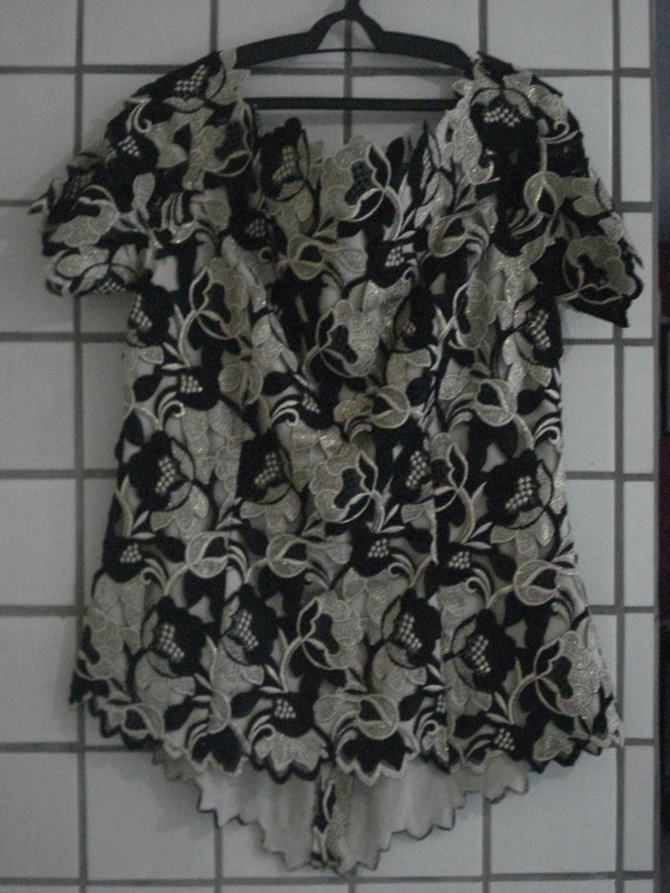 Blusa em crepe e renda sob medida
