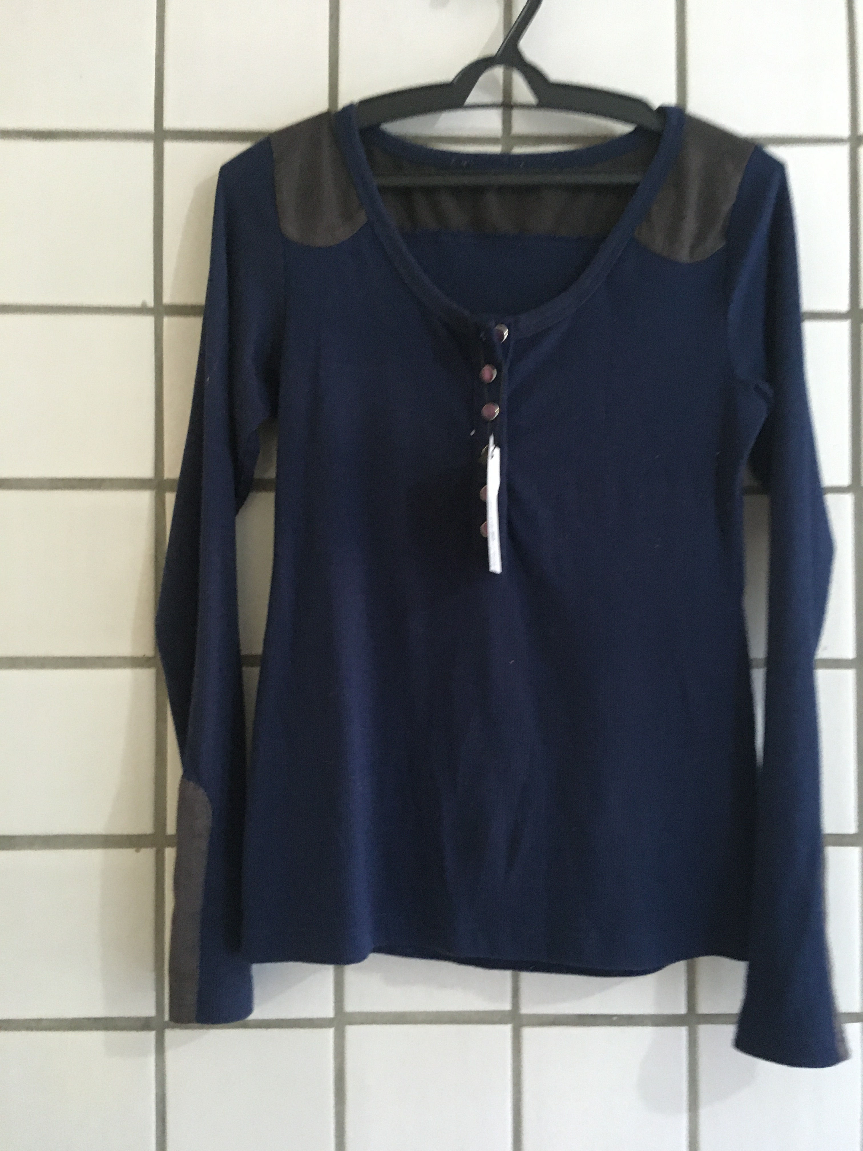 Blusa em malha canelada azul marinho