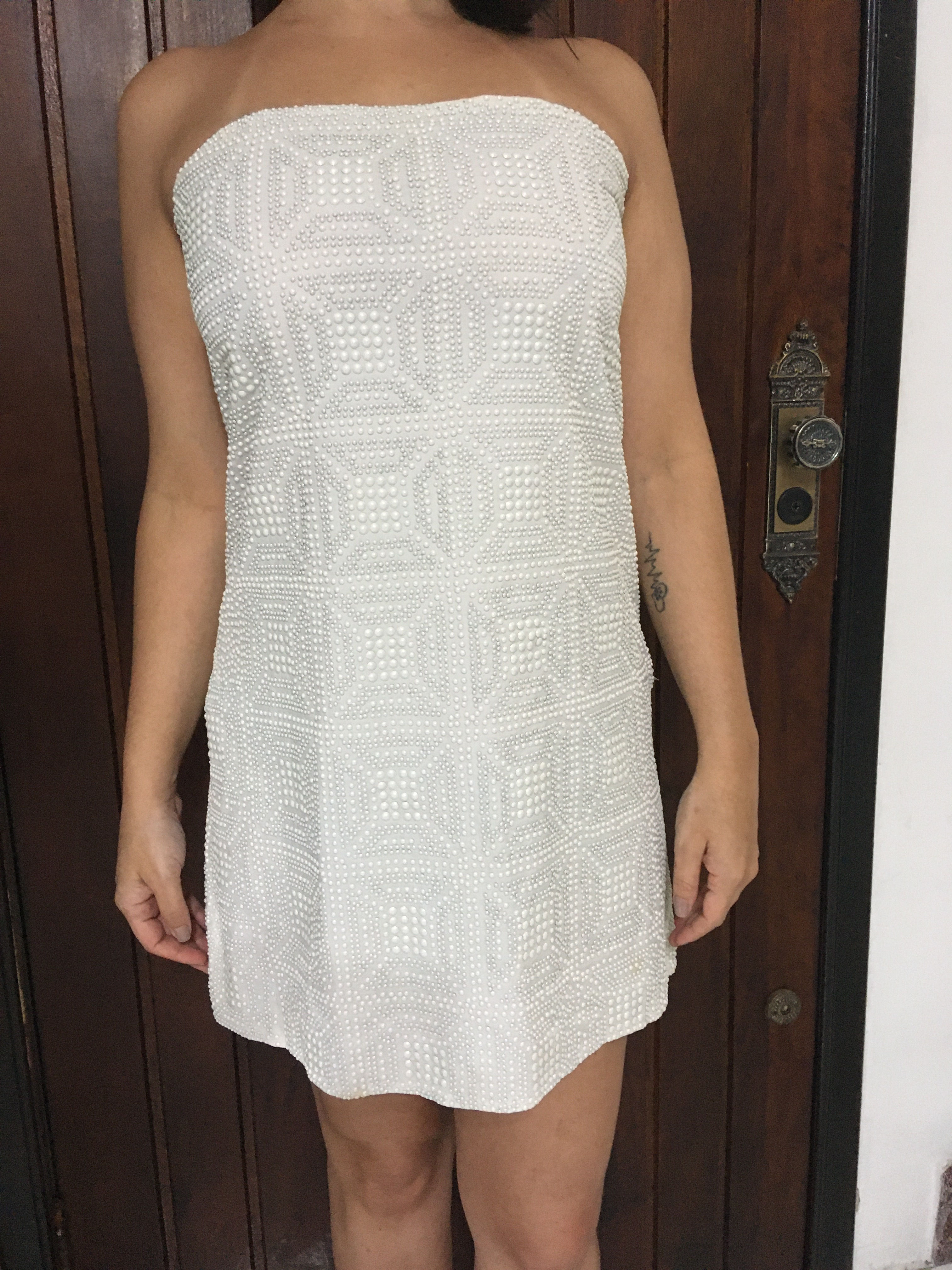 Vestido branco com aplicações