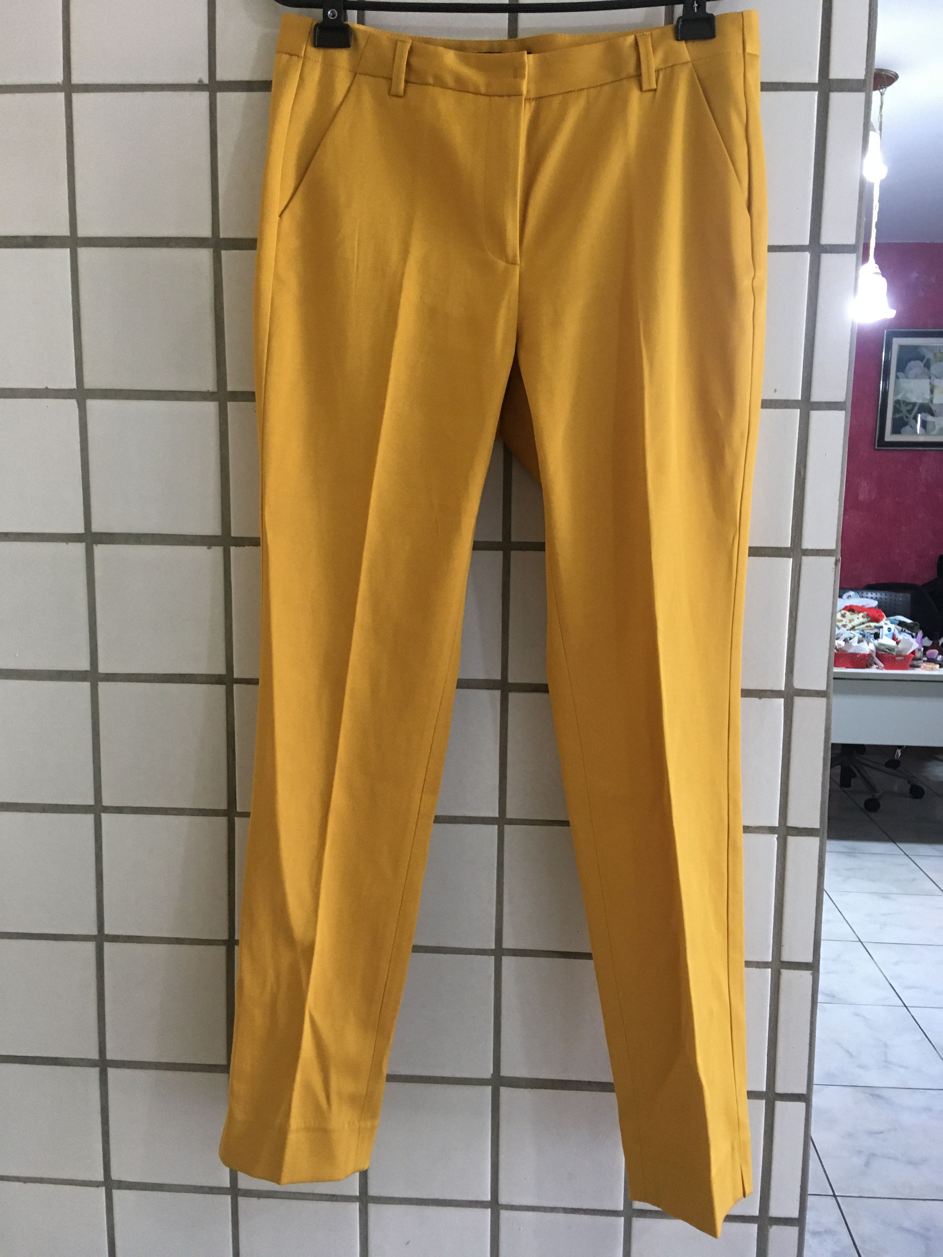 Calça reta em alfaiataria mostarda