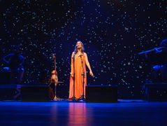Turnê Luz Peregrina: Nádia Campos faz show gratuito em Poços de Caldas neste domingo