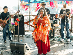 Edna Santos canta SambAxé no Carnaval de Poços de Caldas