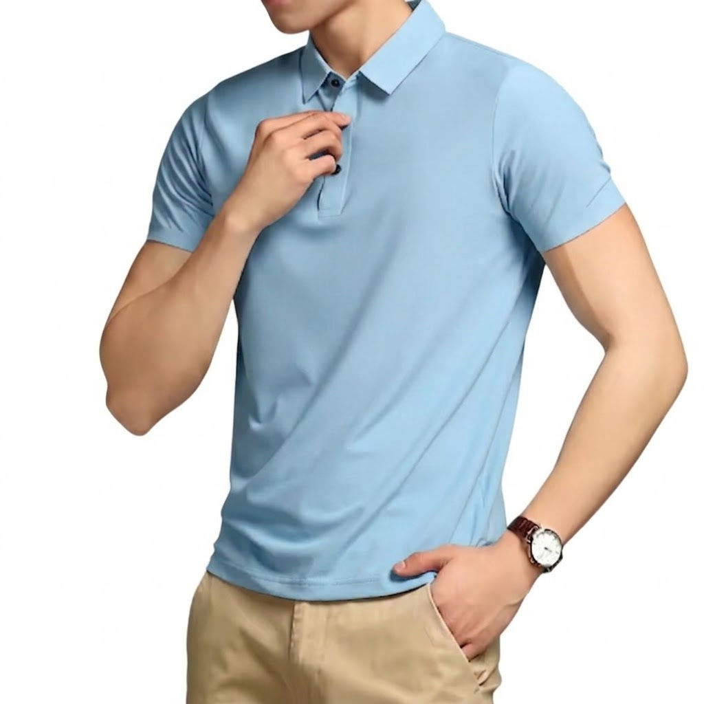 Homem usando camisa polo Tech-Touch azul clara
